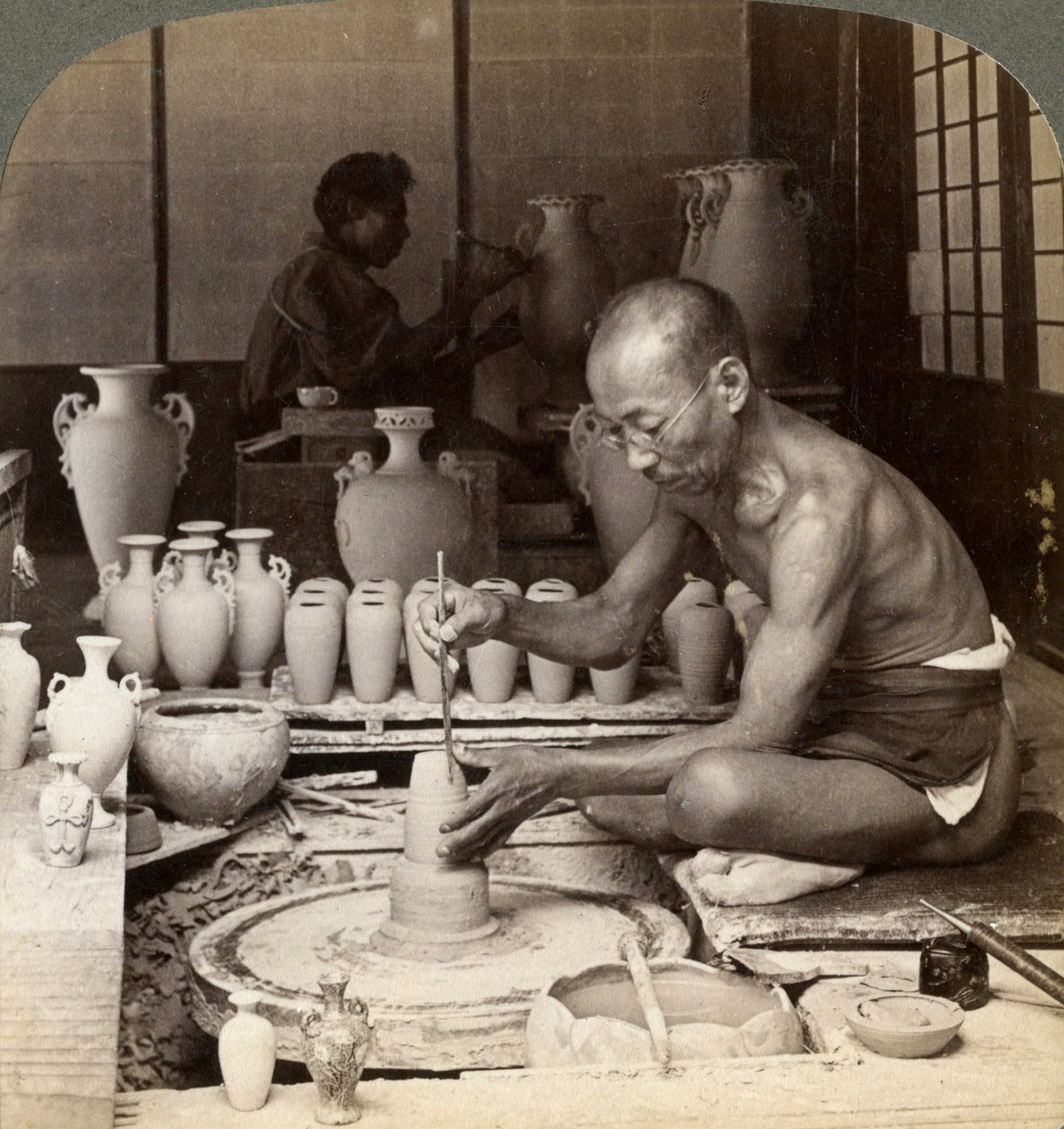 Garncarz i jego koło, tworzący wazon z porcelany Awata, prace Kinkosan, Kioto, Japonia, 1904 autorstwa Underwood and Underwood