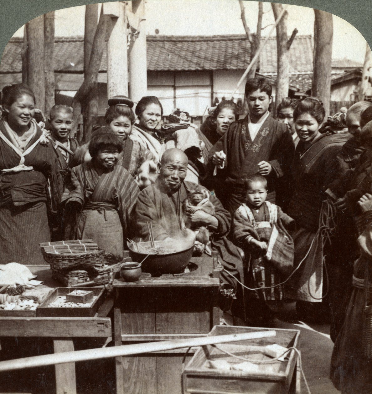 Wykonawca uliczny z małpą zabawiającą tłum, Kobe, Japonia, 1896. autorstwa Underwood and Underwood