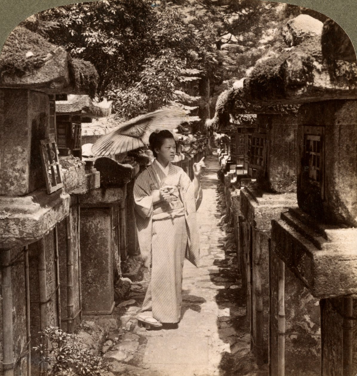 Wielbicielka Shinto licząca kamienne latarnie, Kasuga Shrine, Nara, Japonia, 1904. autorstwa Underwood and Underwood