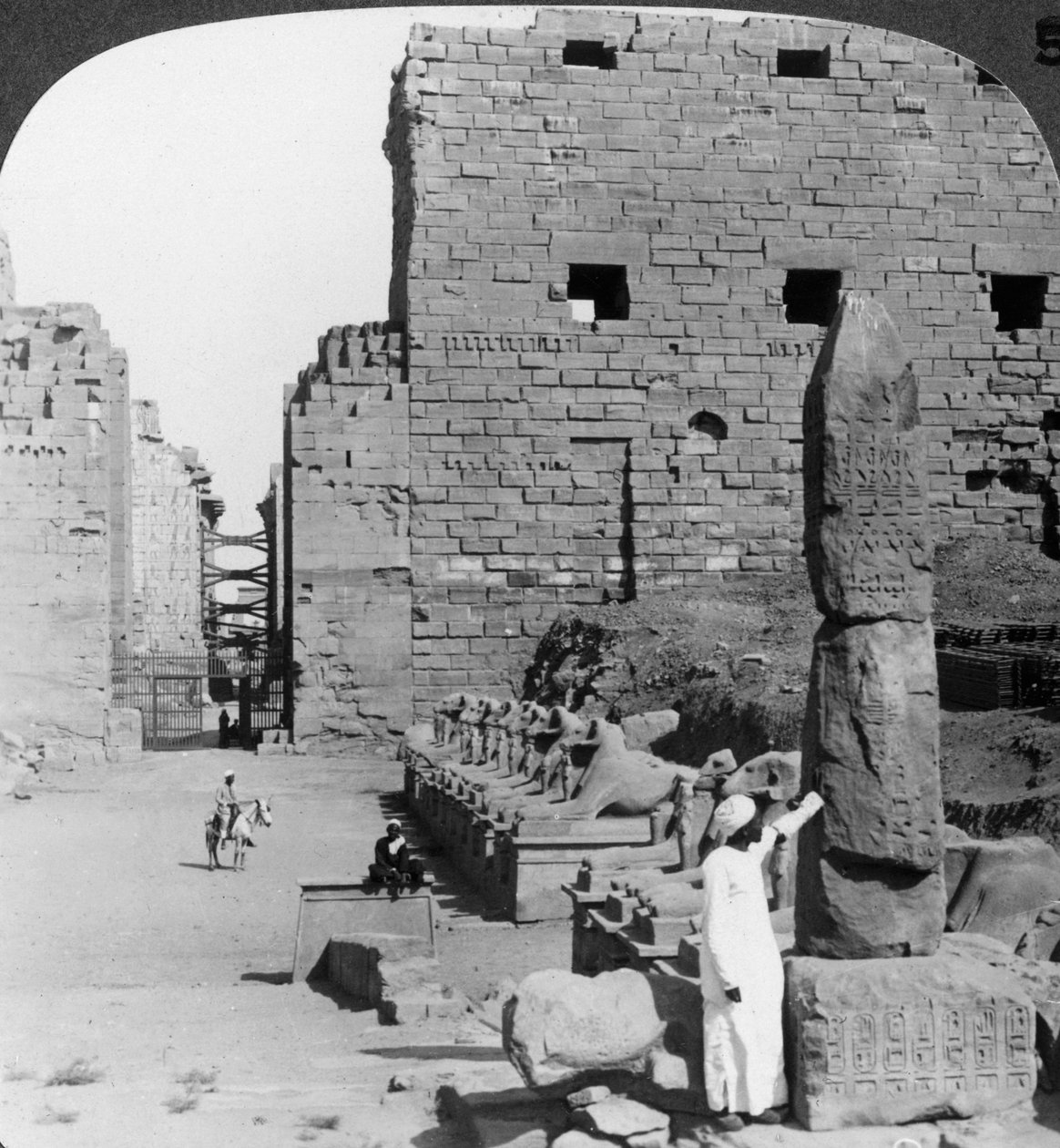 Aleja świętych obrazów po wykopaliskach, Karnak, Teby, Egipt, ok. 1900 autorstwa Underwood and Underwood