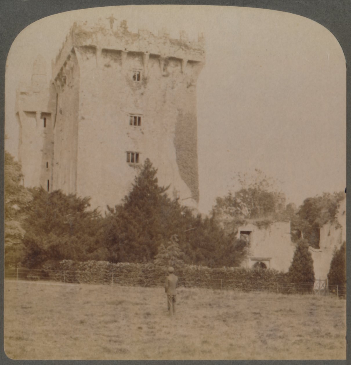 Zamek Blarney, sanktuarium irlandzkiego dowcipu - niedaleko Cork, Irlandia, 1901. autorstwa Underwood and Underwood