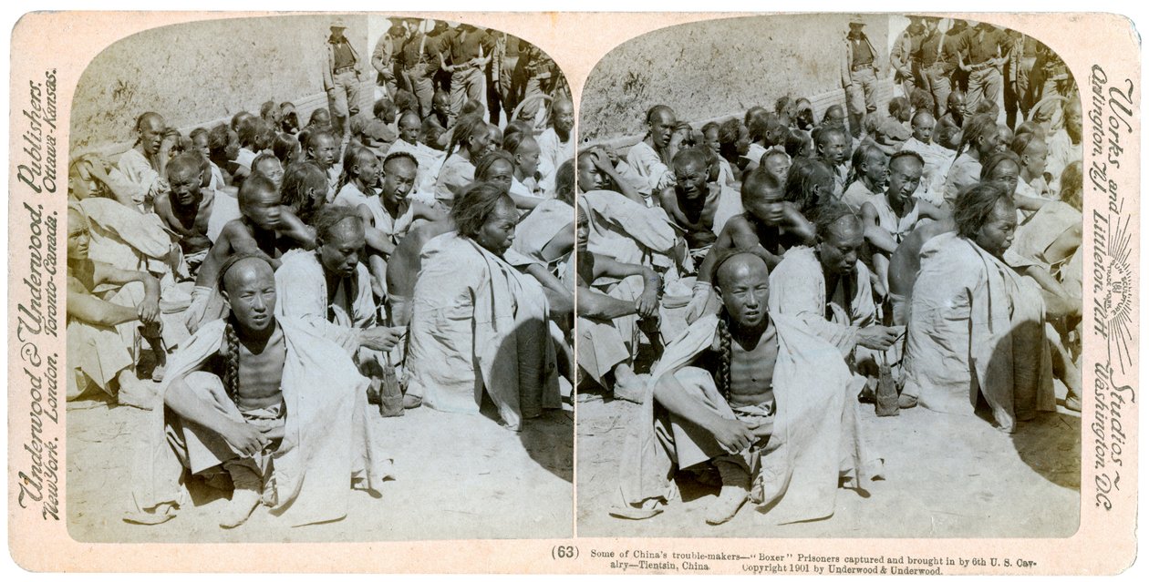 Więźniowie bokserów schwytani i sprowadzeni przez 6. Kawalerię Stanów Zjednoczonych, Tientsin, Chiny, 1901 r. autorstwa Underwood and Underwood