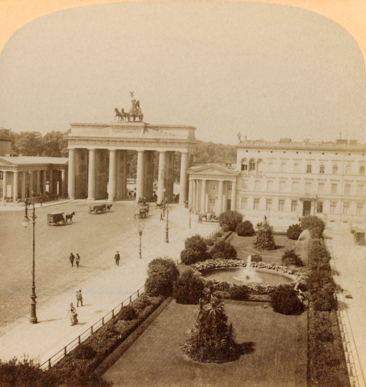 Brama Brandenburska, Unter den Linden, Berlin, Niemcy, 1894. autorstwa Underwood and Underwood