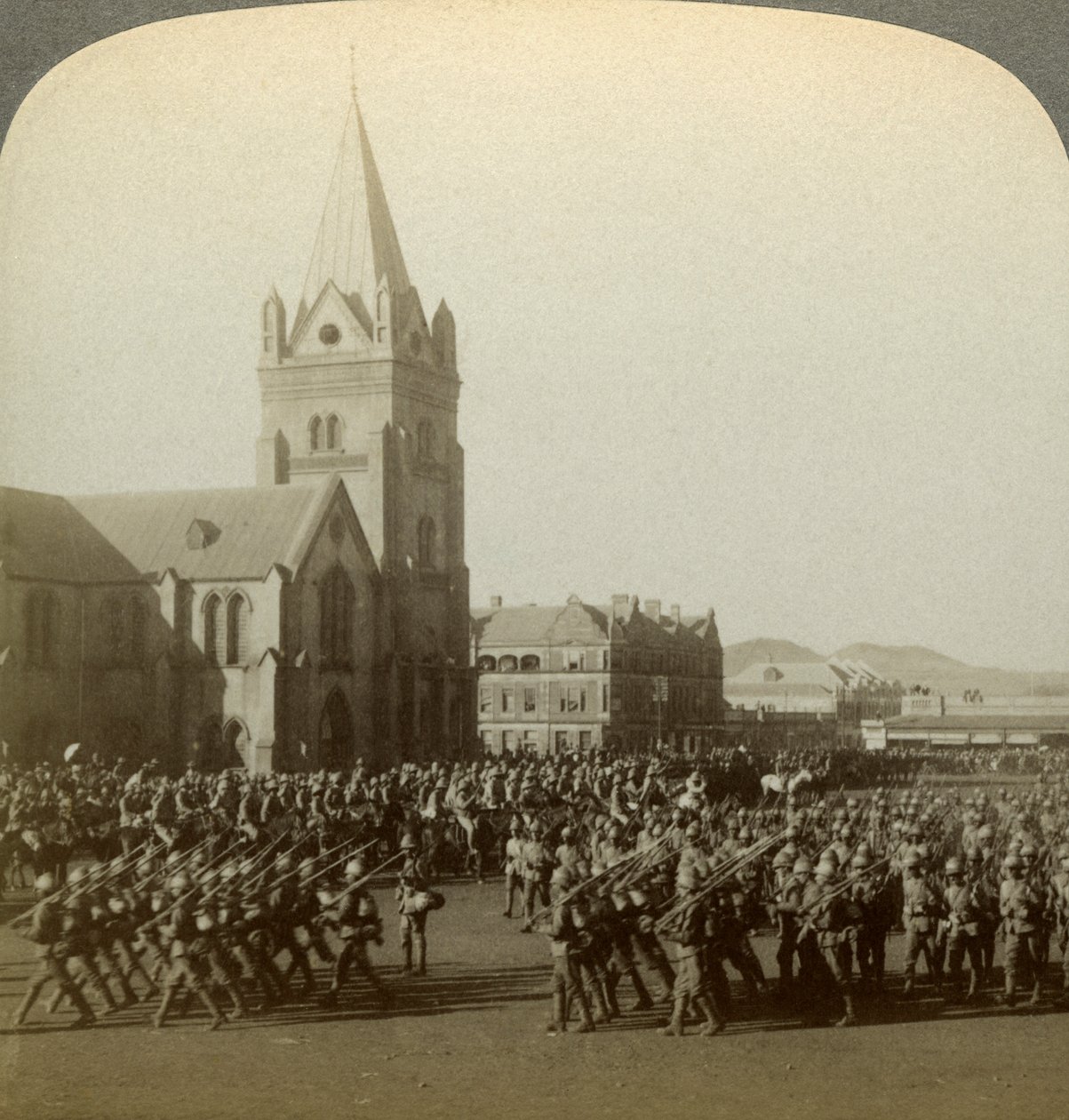 Brytyjscy żołnierze recenzowani przez Lorda Robertsa, Public Square, Pretoria, RPA, Boer War, 1900. autorstwa Underwood and Underwood