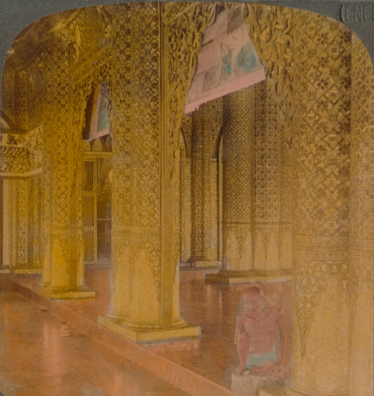 Wnętrze świątyni buddyjskiej z kosztownymi dekoracjami w złocie i kolorach, Moulmein, Birma, 1907. Artyści: Elmer Underwood, Bert Elias Underwood. autorstwa Underwood and Underwood