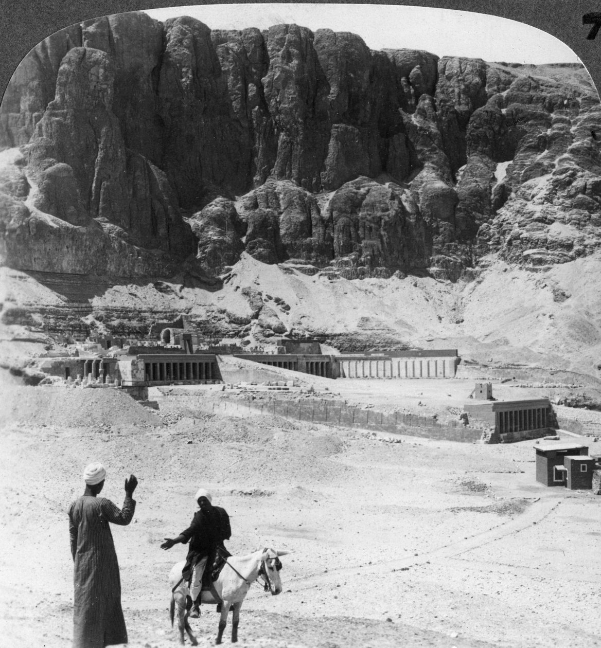 Pochowany przez wieki - tarasy kolumnadowe świątyni w Deir-el-Bahri, Teby, Egipt, 1905. autorstwa Underwood and Underwood