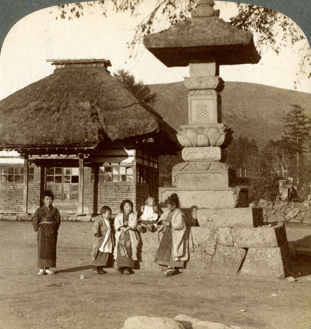 Dzieci na boisku wiejskiej szkoły, Japonia, 1904 autorstwa Underwood and Underwood