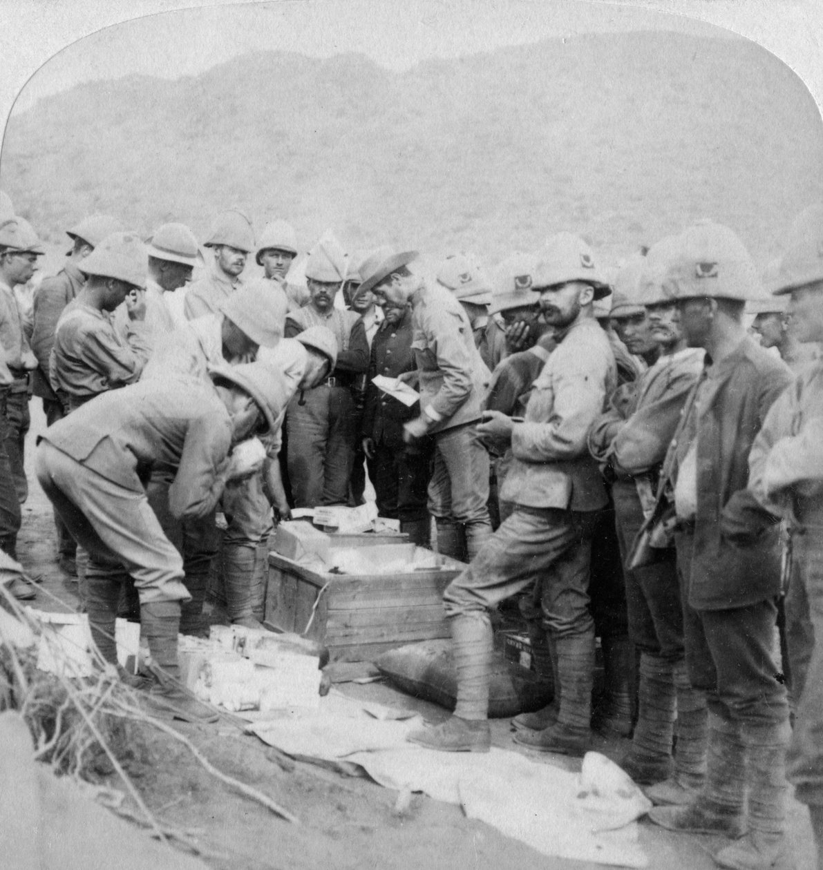 Prezenty świąteczne z domu, dla żołnierzy z Methuenem w Modder River, Republika Południowej Afryki, 1900. autorstwa Underwood and Underwood