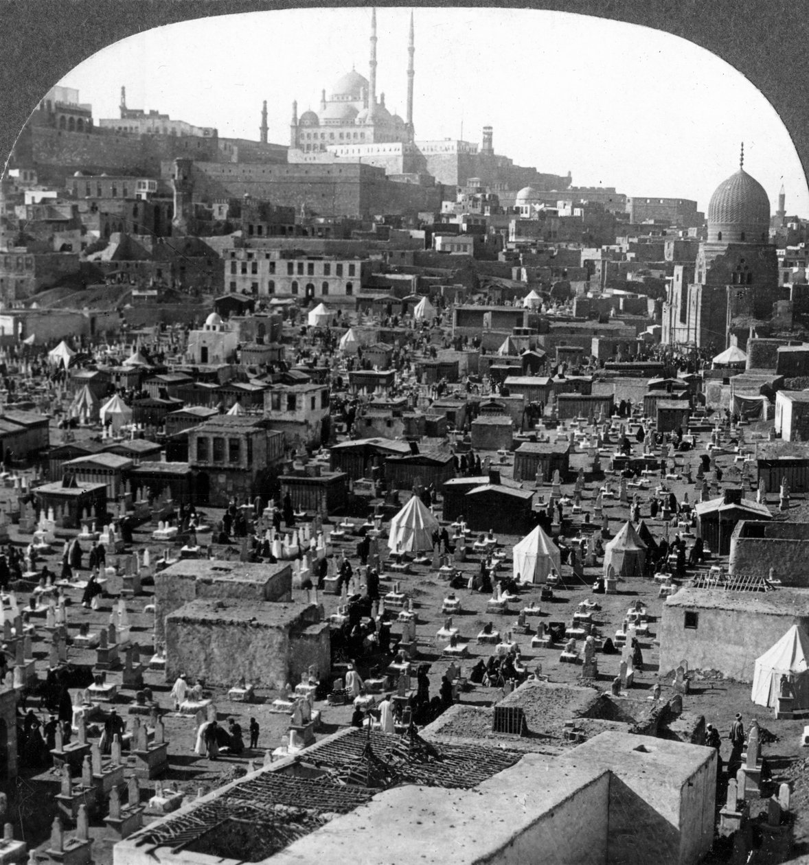 Cytadela i meczet Mohammeda Alego za cmentarzem Bab-el-Wezir, Kair, Egipt, 1905. autorstwa Underwood and Underwood