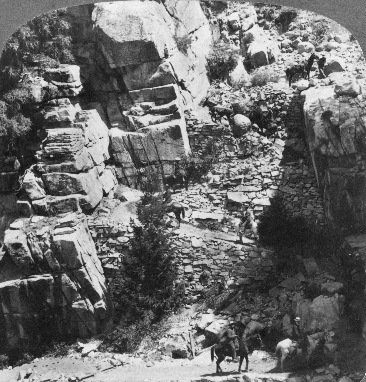 Wspinaczka po stromym zygzakowatym szlaku na wschodnim krańcu Yosemite Valley, Kalifornia, USA, 1902 autorstwa Underwood and Underwood