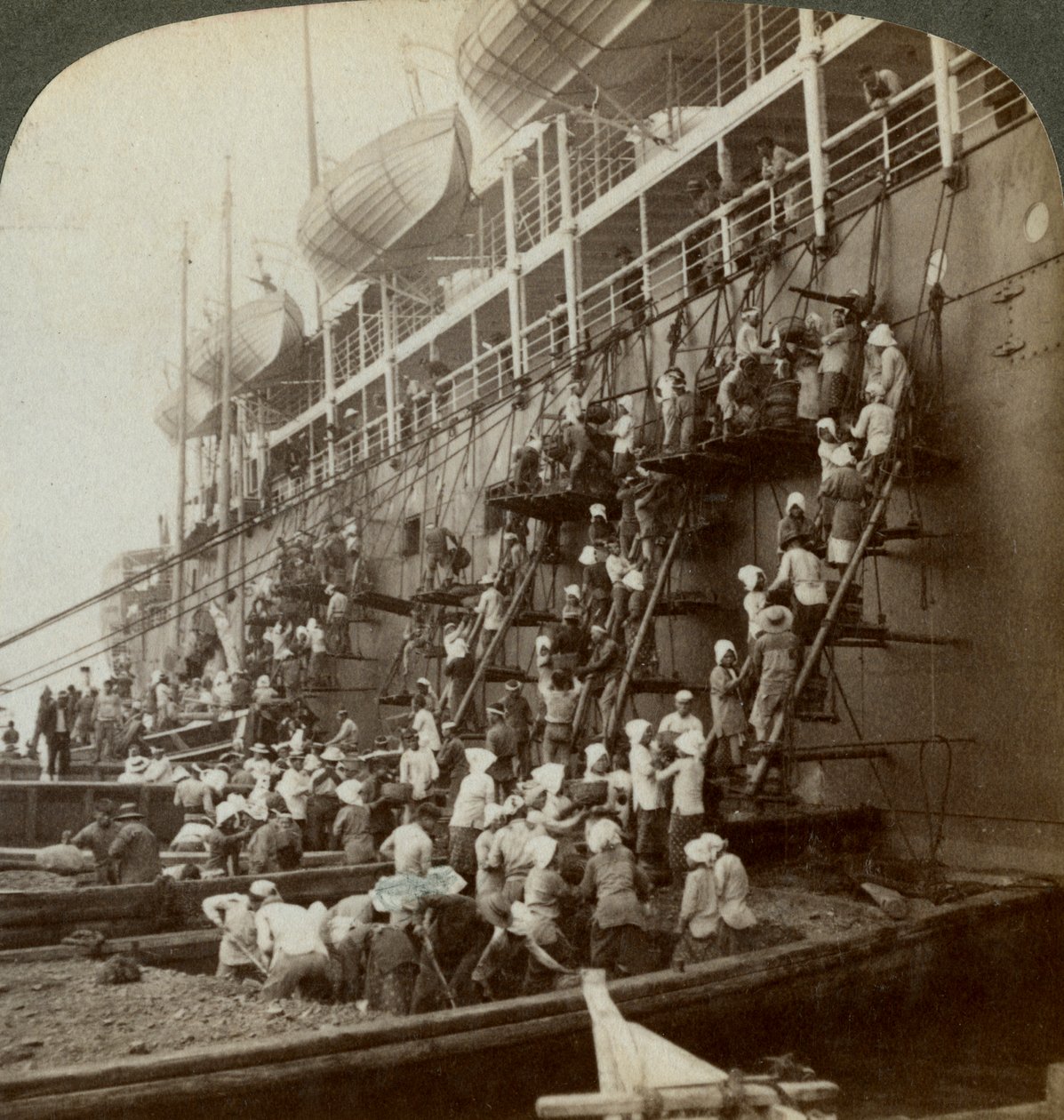 Zapełnianie poczty pacyficznej SS Syberia na ufortyfikowanej stacji marynarki wojennej Nagasaki, Japonia, 1904 autorstwa Underwood and Underwood