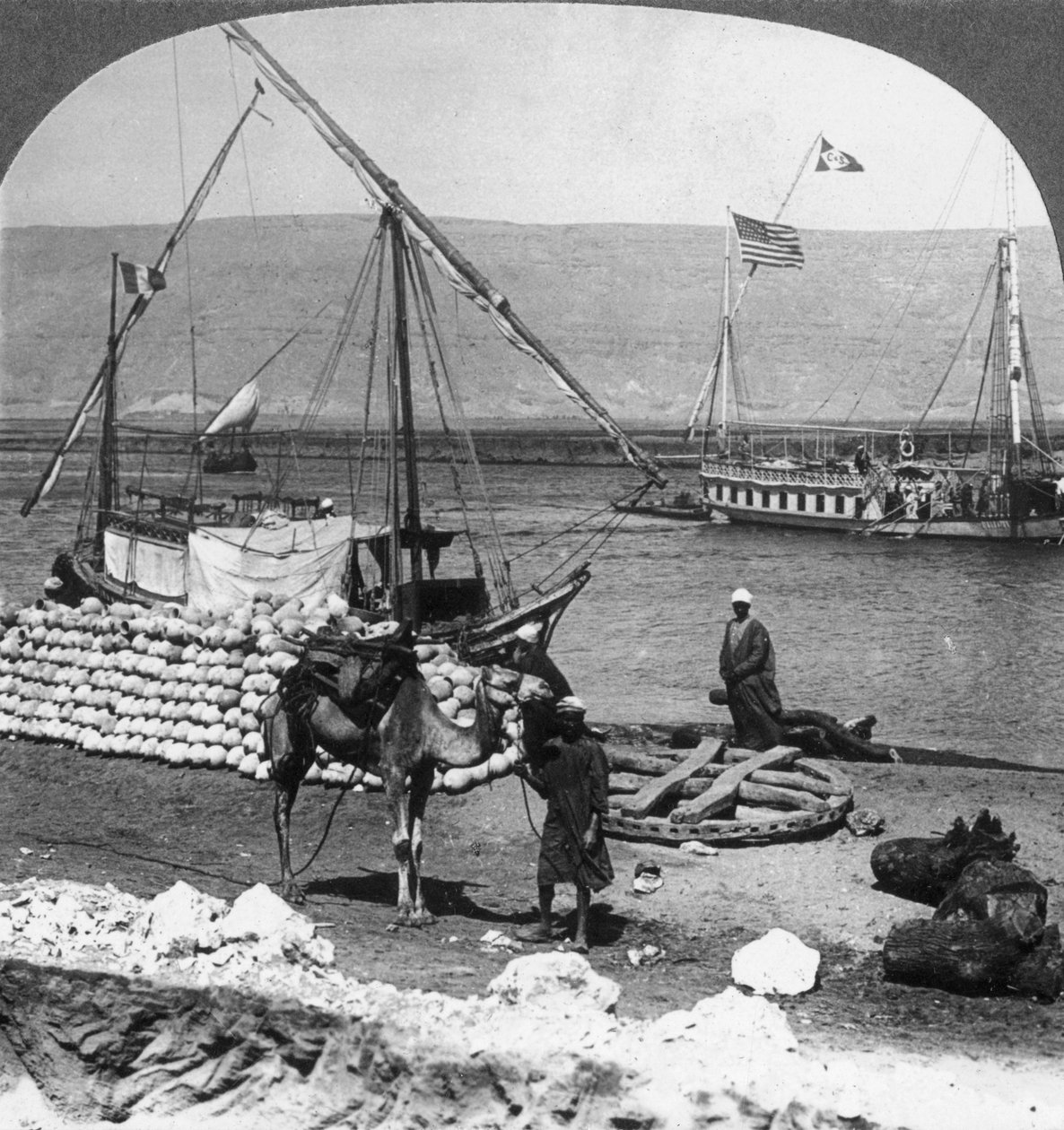 Dahabiyehs na rzece gotowe do rejsu po Nilu, Egipt, 1905. autorstwa Underwood and Underwood