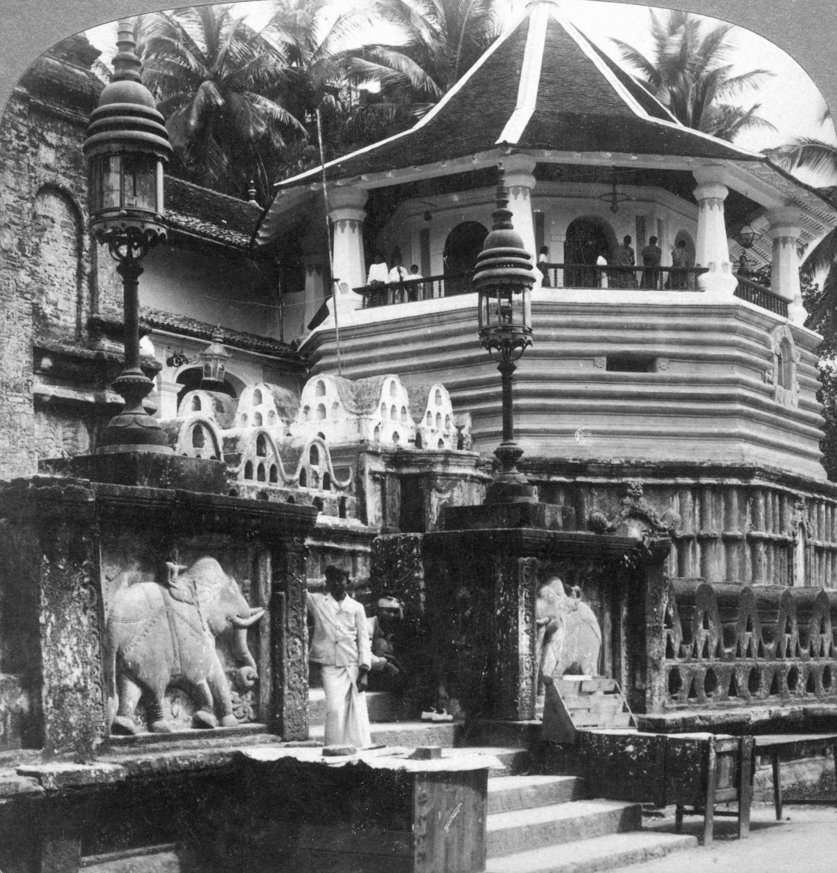 Dalada Maligawa, Pałac Zęba Buddy, Kandy, Sri Lanka, 1902. autorstwa Underwood and Underwood