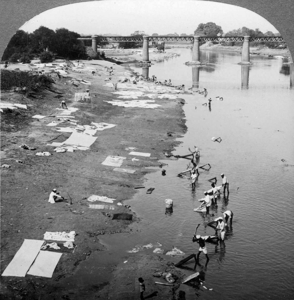 Zgredek piorący ubrania w rzece Gomti, niedaleko Lucknow, Indie, 1900. autorstwa Underwood and Underwood