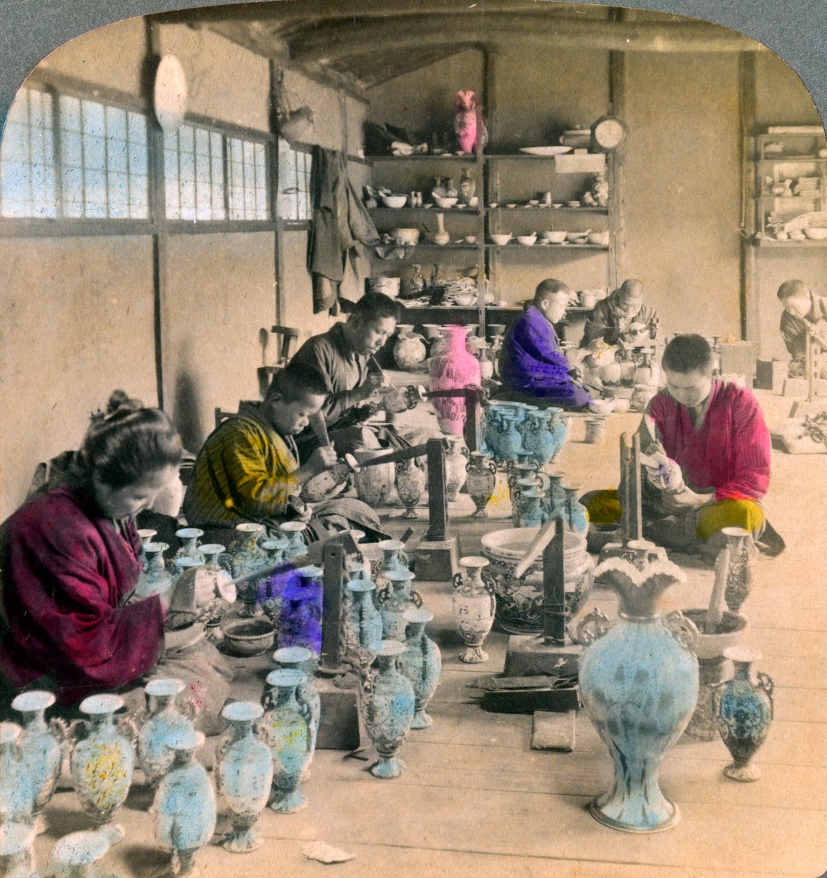 Zdobienie porcelany Awata w słynnych dziełach Kinkosan, Kioto, Japonia, 1904 autorstwa Underwood and Underwood