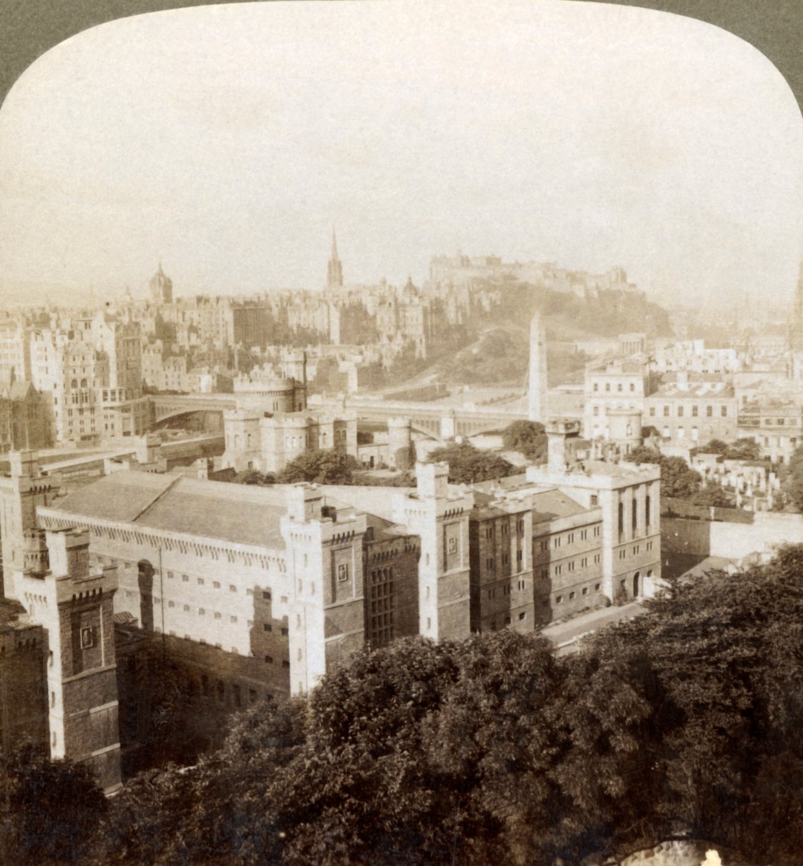 Edynburg, z Calton Hill, SW. do zamku, nad starym cmentarzem, Szkocja, 1902. autorstwa Underwood and Underwood