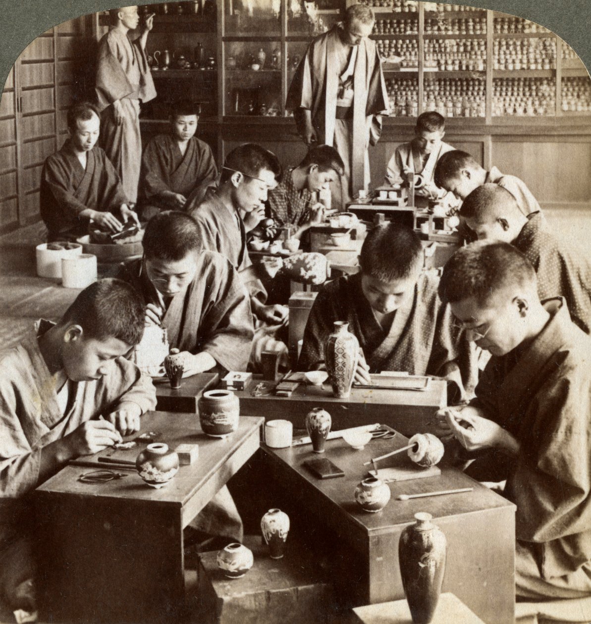 Doświadczeni robotnicy tworzący projekty w cloisonne, Kioto, Japonia, 1904 autorstwa Underwood and Underwood