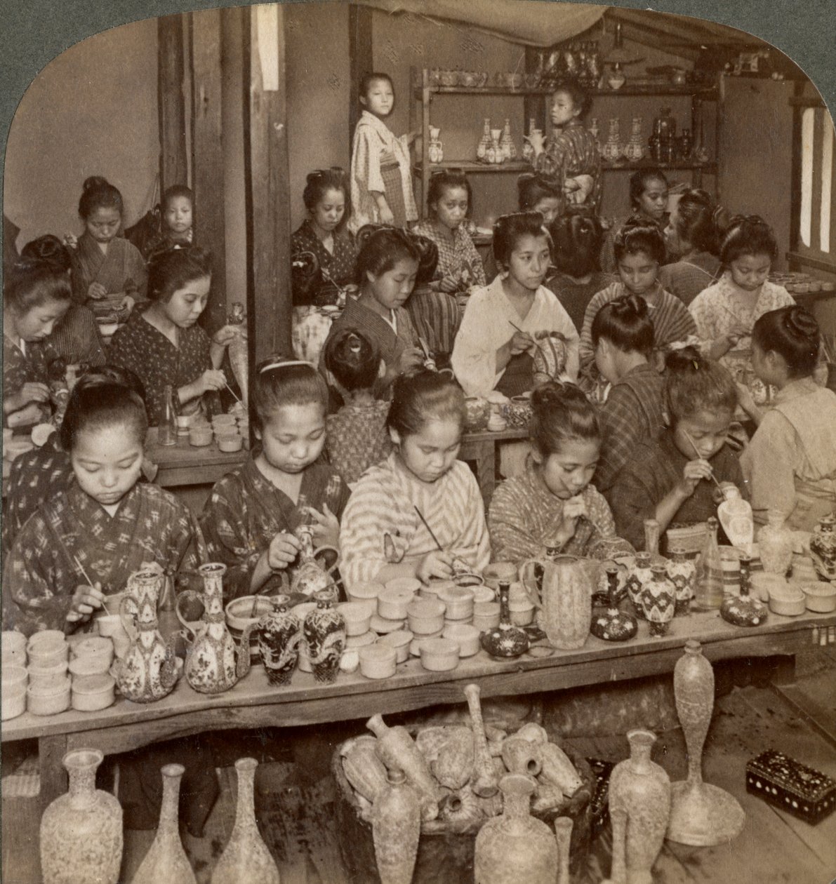 Dziewczyny z fabryki dekorujące tanią ceramikę na rynki zagraniczne, Kioto, Japonia, 1904 autorstwa Underwood and Underwood