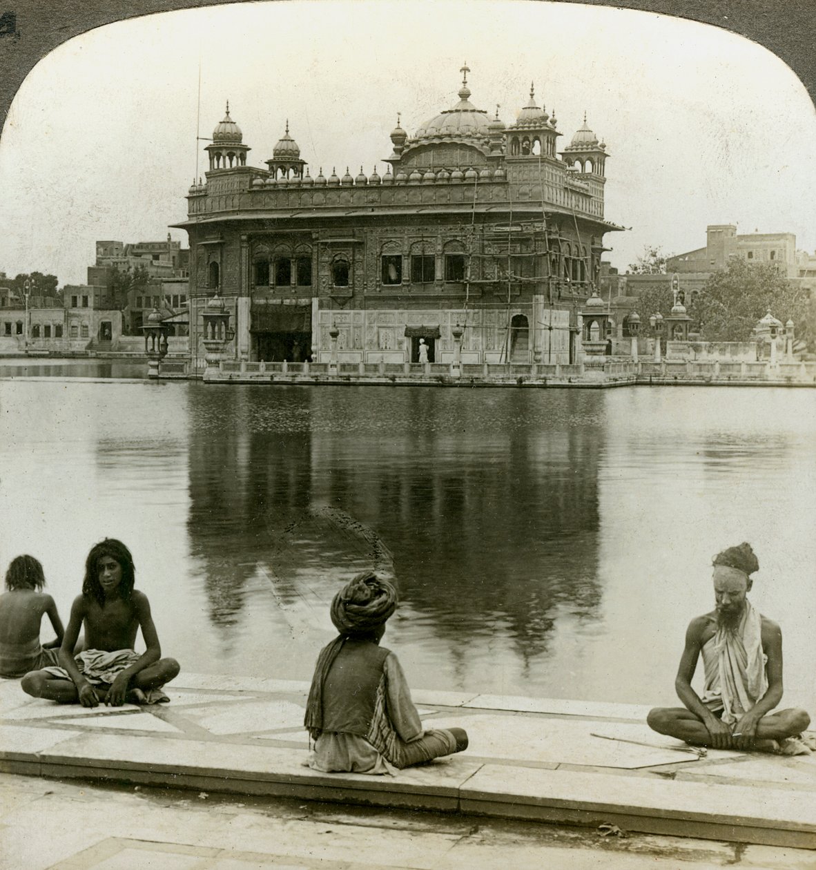 Fakirowie w Amritsar, patrząc na południe przez Sacred Tank do Złotej Świątyni, Indie, ok. 1900 autorstwa Underwood and Underwood