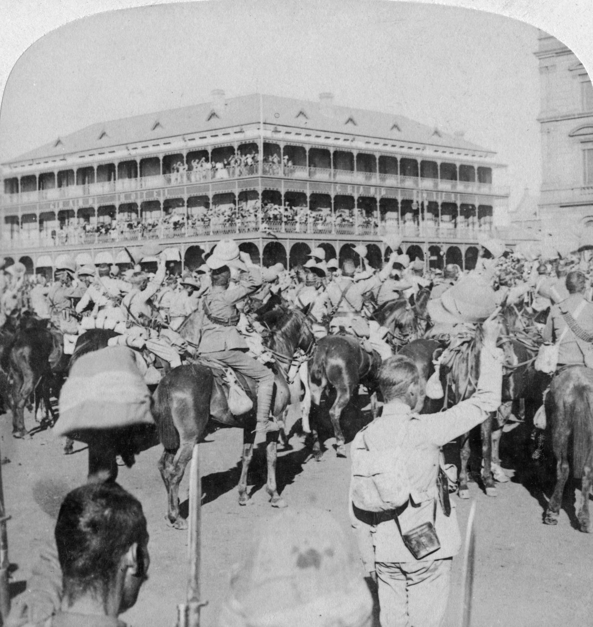 Feldmarszałek Lord Roberts i personel dopingujący królową, Pretoria, Republika Południowej Afryki, 5 czerwca 1900. autorstwa Underwood and Underwood