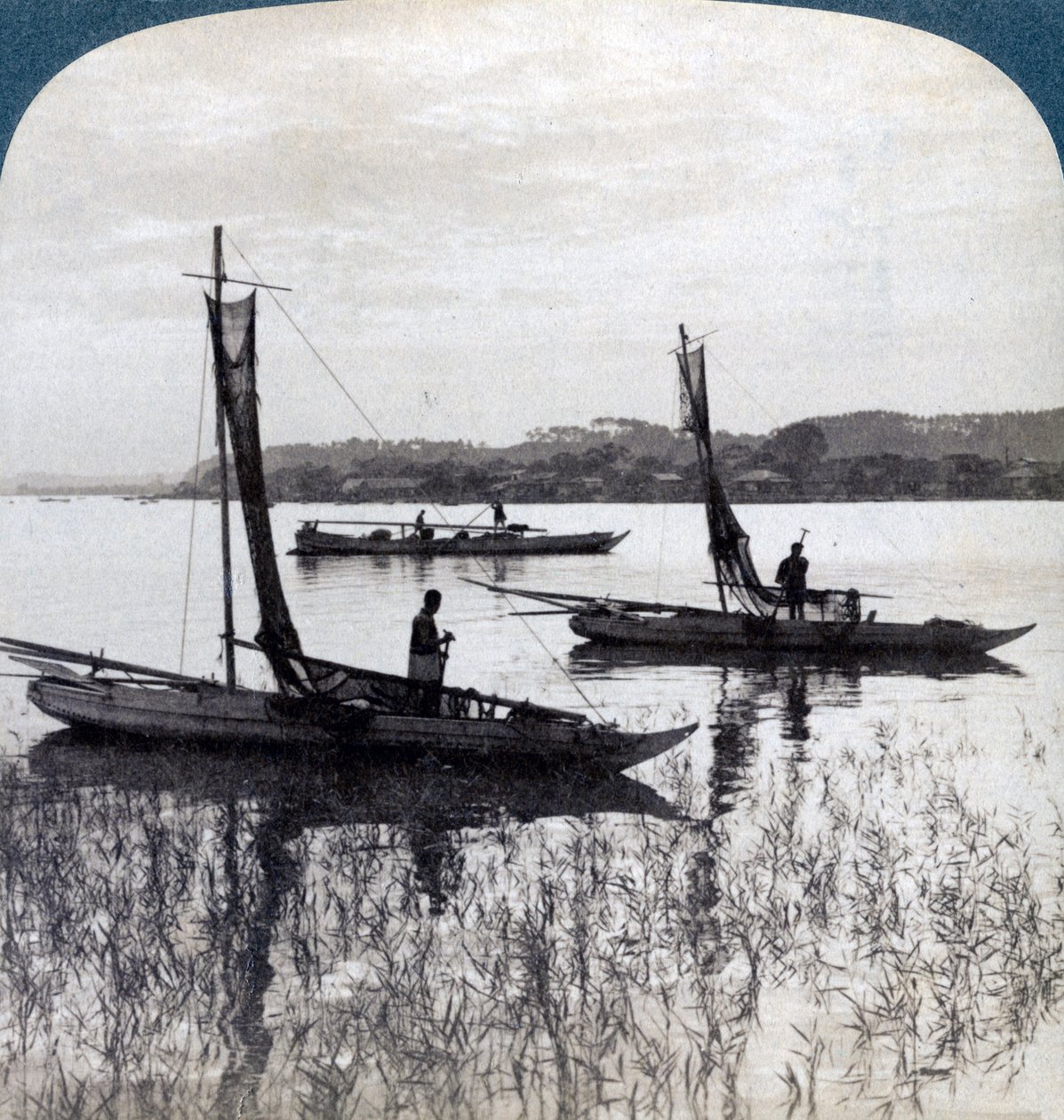 Kutry rybackie wracają do domu o zachodzie słońca, niedaleko Jokohamy, Japonia, 1904. autorstwa Underwood and Underwood