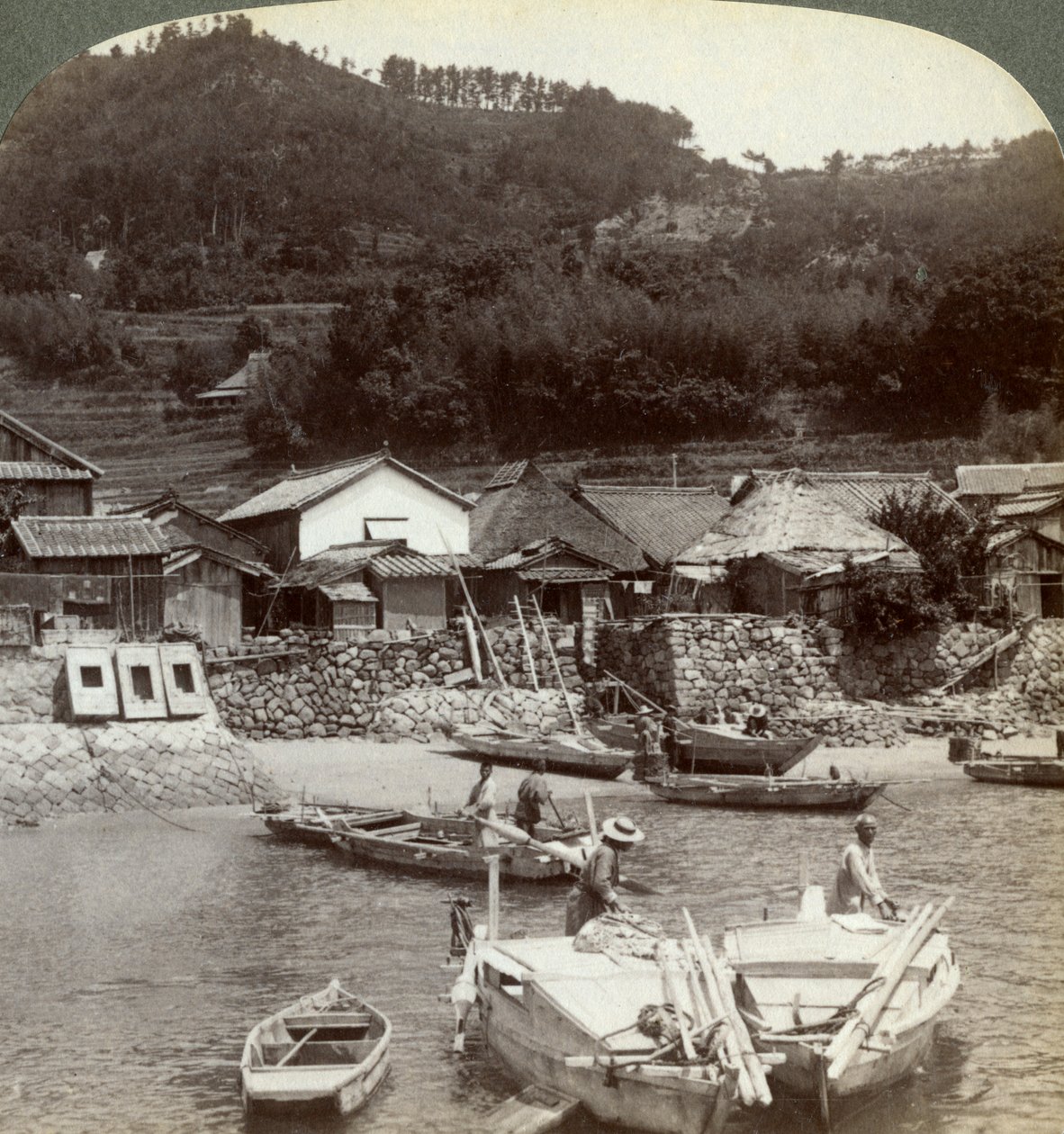 Wioska rybacka Obatake na Morzu Śródlądowym, z widokiem na północ na tarasowe pola ryżowe, Japonia, 1904 autorstwa Underwood and Underwood