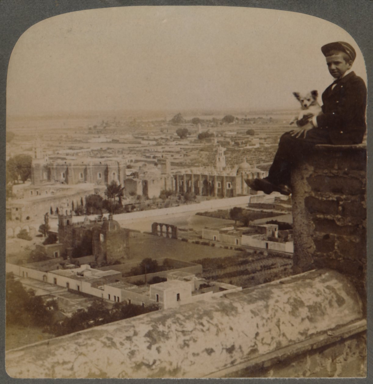 Z katedry w San Francisco, na największej azteckiej piramidzie, patrząc na Cholula w Meksyku, 1901. autorstwa Underwood and Underwood