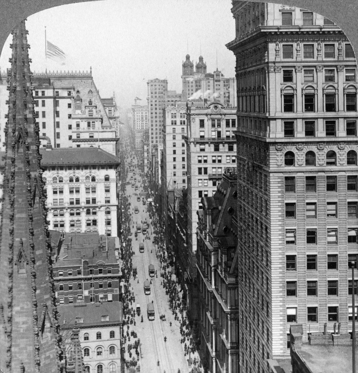 Od budynku Empire obok Trinity Church na Broadway, 1902 autorstwa Underwood and Underwood