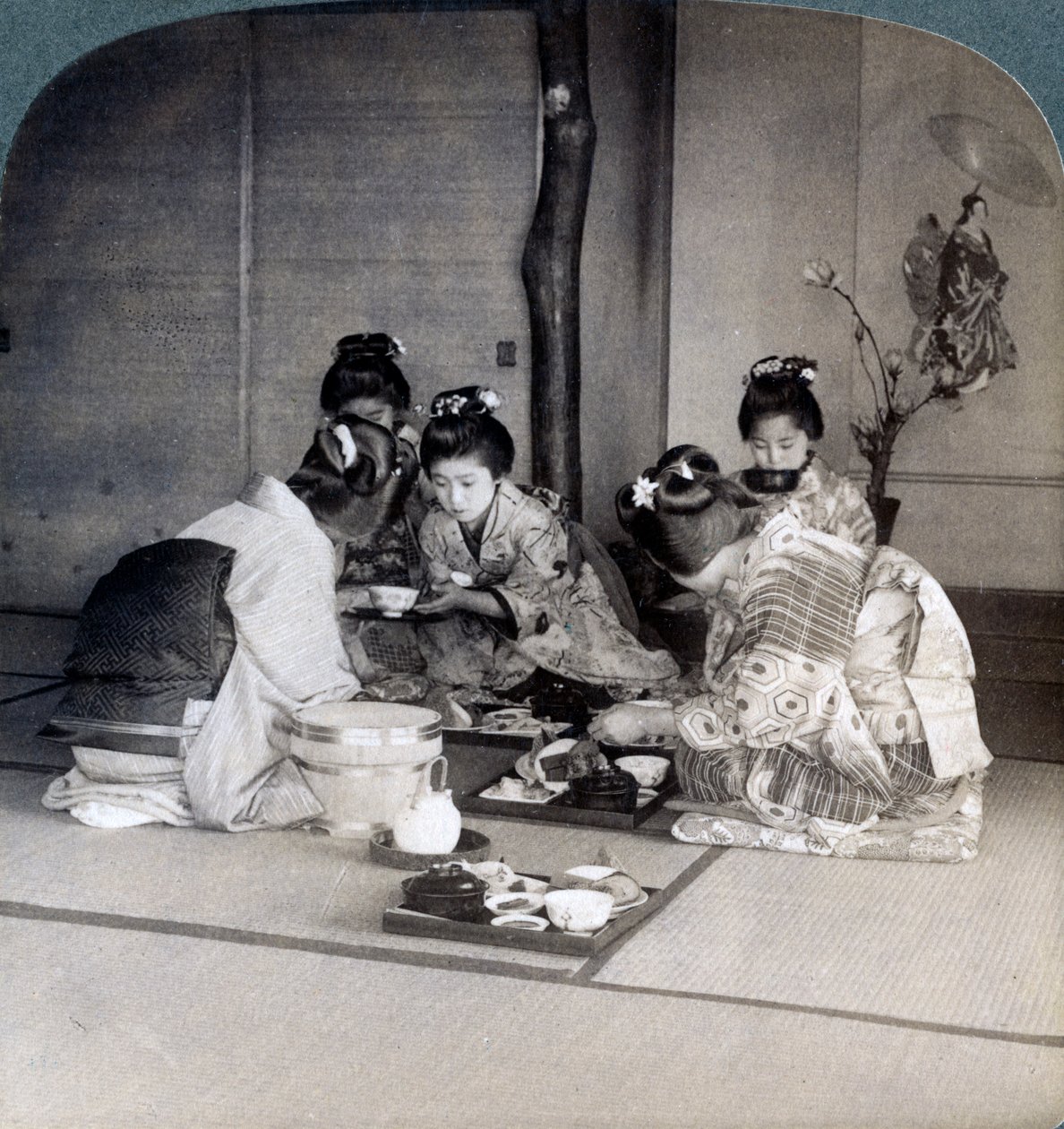 Gejsze na kolacji, Tokio, Japonia, 1904 autorstwa Underwood and Underwood