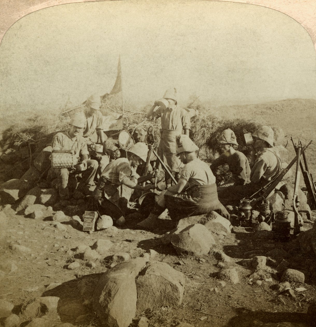 Sygnalizatory Gordon Highland na Signal Hill, Euslin, RPA, wojna burska, 1899-1902. autorstwa Underwood and Underwood