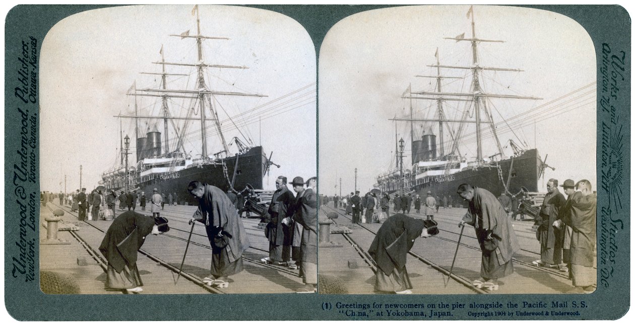 Powitanie nowo przybyłych na molo obok Pacific Mail SS China, Yokohama, Japonia, 1904. autorstwa Underwood and Underwood