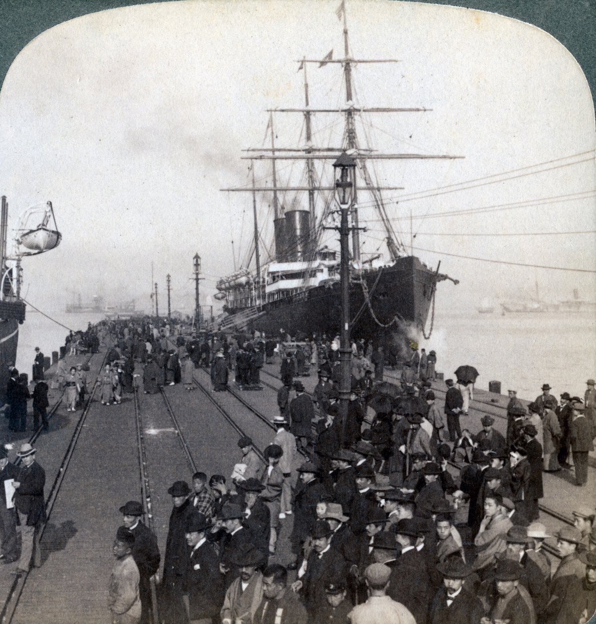 Pozdrowienia dla nowo przybyłych na molo obok Pacific Mail SS China, w Jokohamie, Japonia, 1904. autorstwa Underwood and Underwood