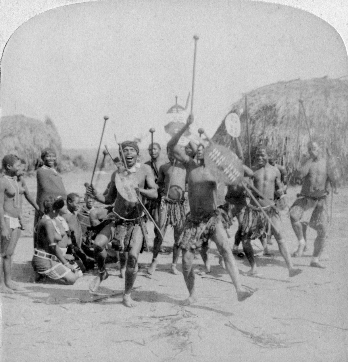 Heroiczny sport Kraala, taniec wojenny Zulusów, Zululand, Republika Południowej Afryki, 1901 autorstwa Underwood and Underwood