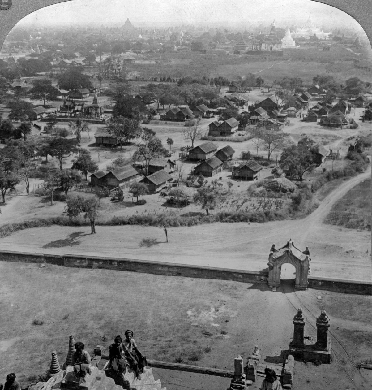 Domy ludzi, z dachu starej pagody Guadapalin, Pagan, Birma, ok. 1900 autorstwa Underwood and Underwood