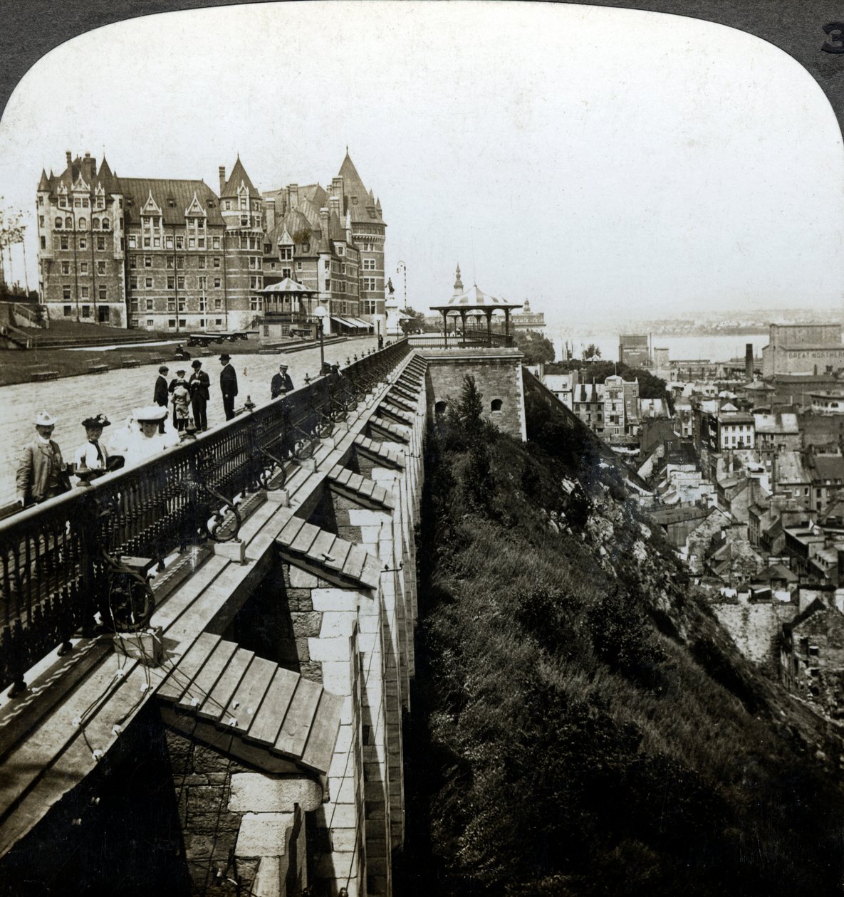 Hotel Chateau Frontenac i Dufferin Terrace, Quebec, Kanada. autorstwa Underwood and Underwood