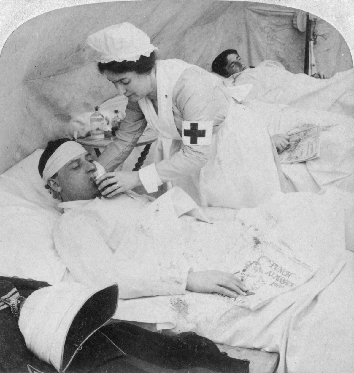 W brytyjskim szpitalu polowym nad rzeką Tugela, RPA, II wojna burska, 1900. autorstwa Underwood and Underwood
