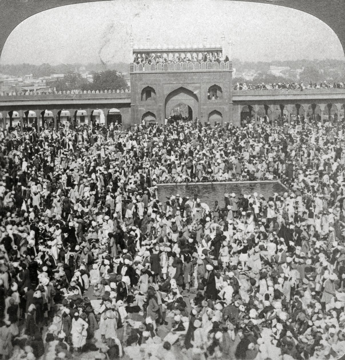 Na dziedzińcu Meczetu Jumma, Delhi, Indie, 1903. autorstwa Underwood and Underwood