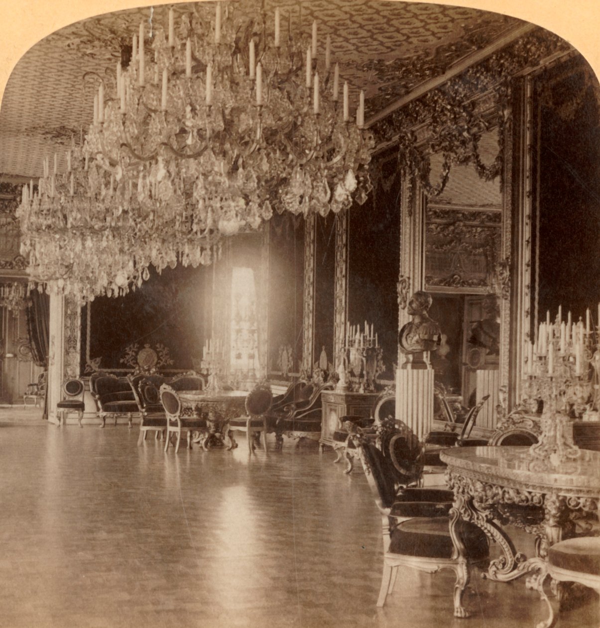 W przepięknej rezydencji króla Oscara II, Pałac Królewski w Sztokholmie, Szwecja, 1902. autorstwa Underwood and Underwood