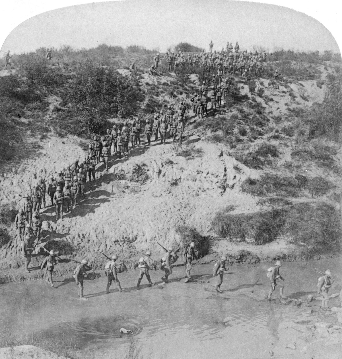 Piechota fordująca rzekę Vet podczas marszu Lorda Robertsa na Pretorię w Południowej Afryce, 1901. autorstwa Underwood and Underwood