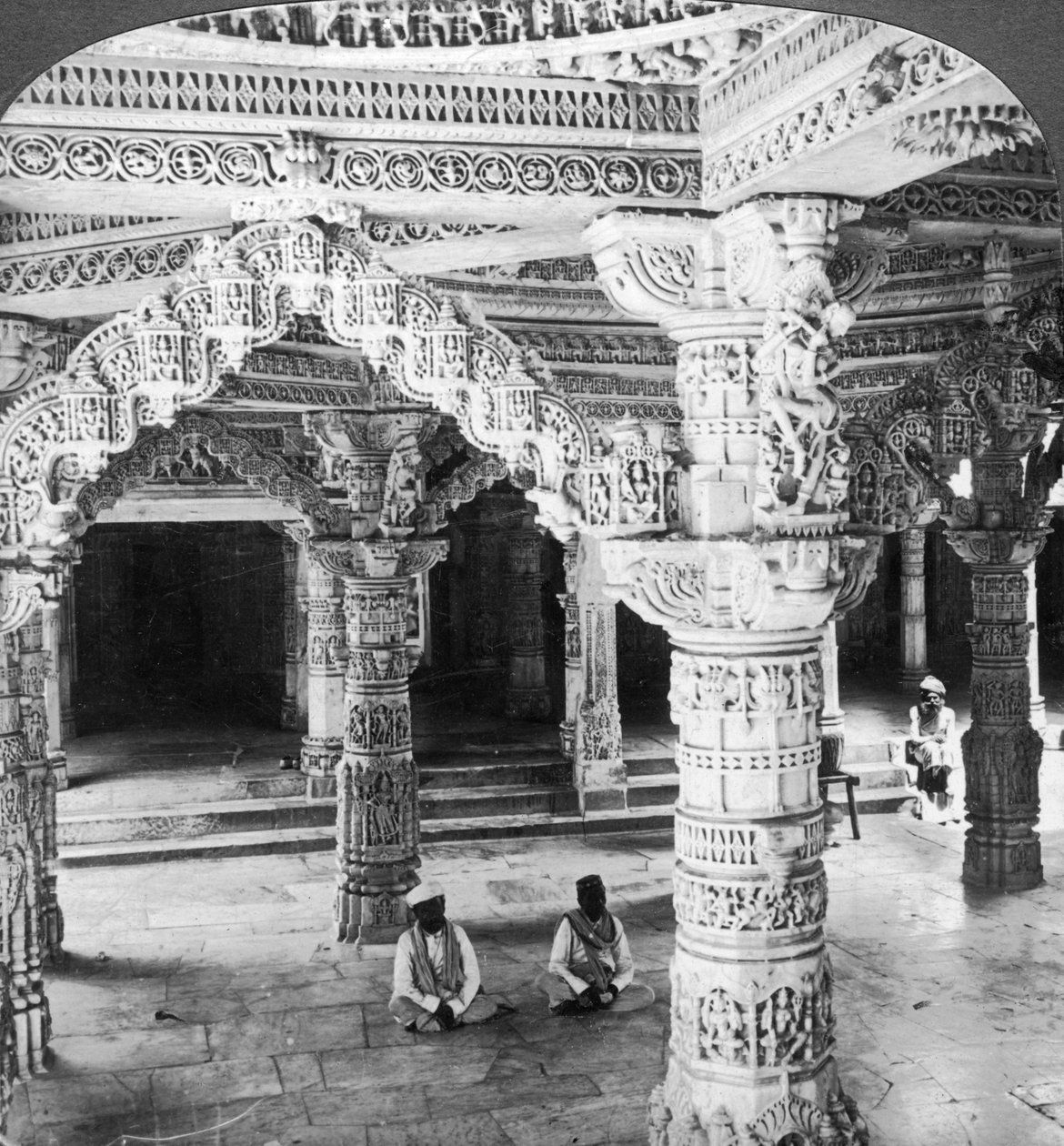 Wnętrze świątyni Vimala Sah, Mount Abu, Indie, 1903. autorstwa Underwood and Underwood