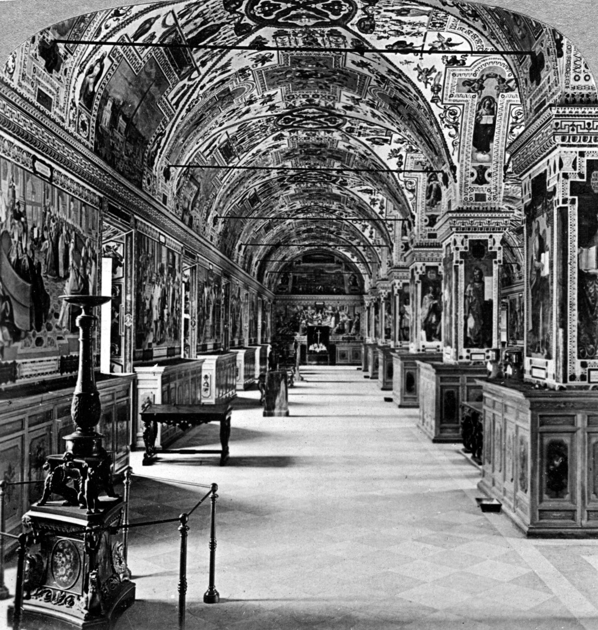 Wnętrze Biblioteki Watykańskiej, Rzym, Włochy. autorstwa Underwood and Underwood
