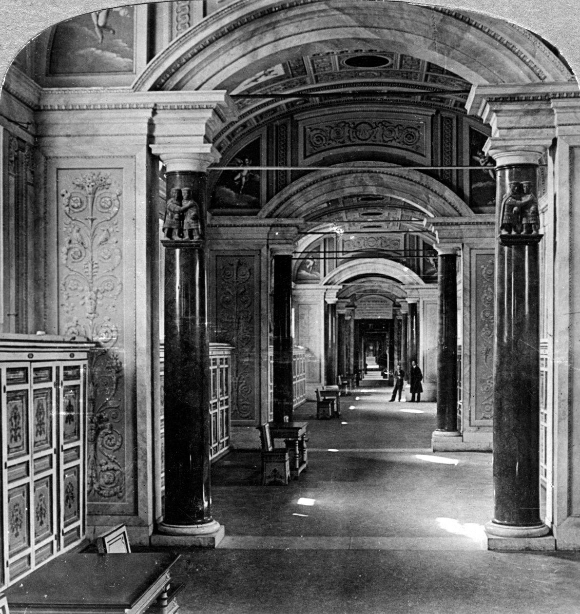 Wnętrze Biblioteki Watykańskiej, Rzym, Włochy. autorstwa Underwood and Underwood