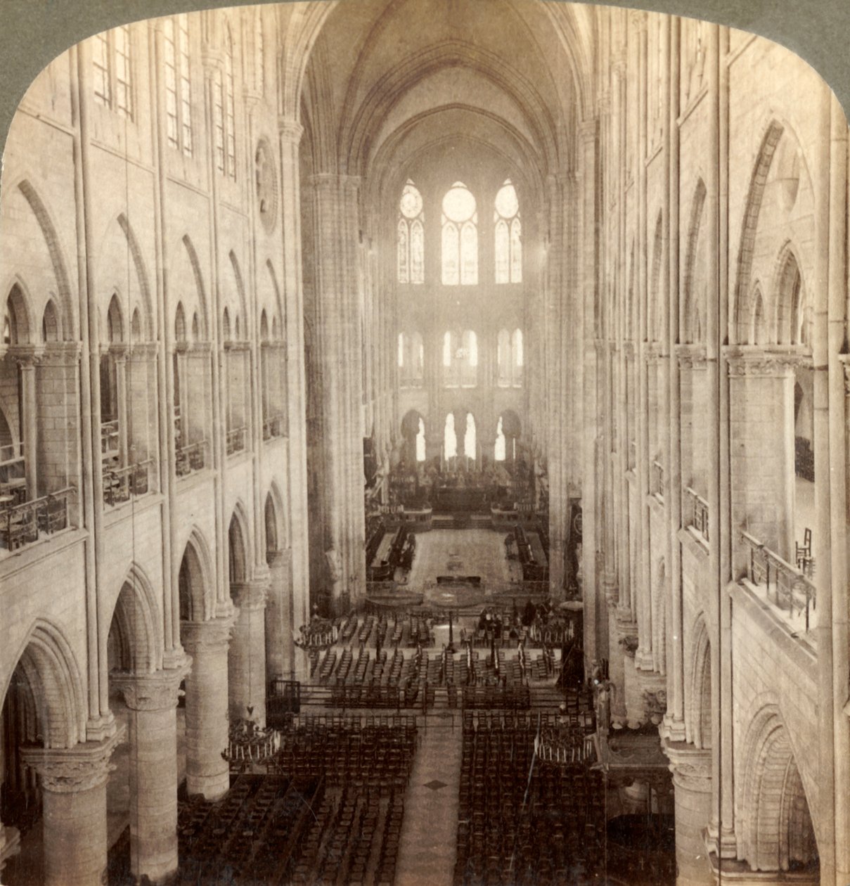 Wnętrze wielkiej katedry Notre Dame, Paryż, Francja, 1900. autorstwa Underwood and Underwood