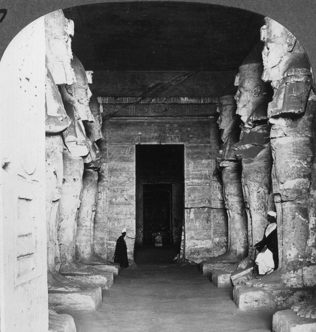 Wnętrze wykutej w skale świątyni Abu Simbel, Egipt, 1905. autorstwa Underwood and Underwood