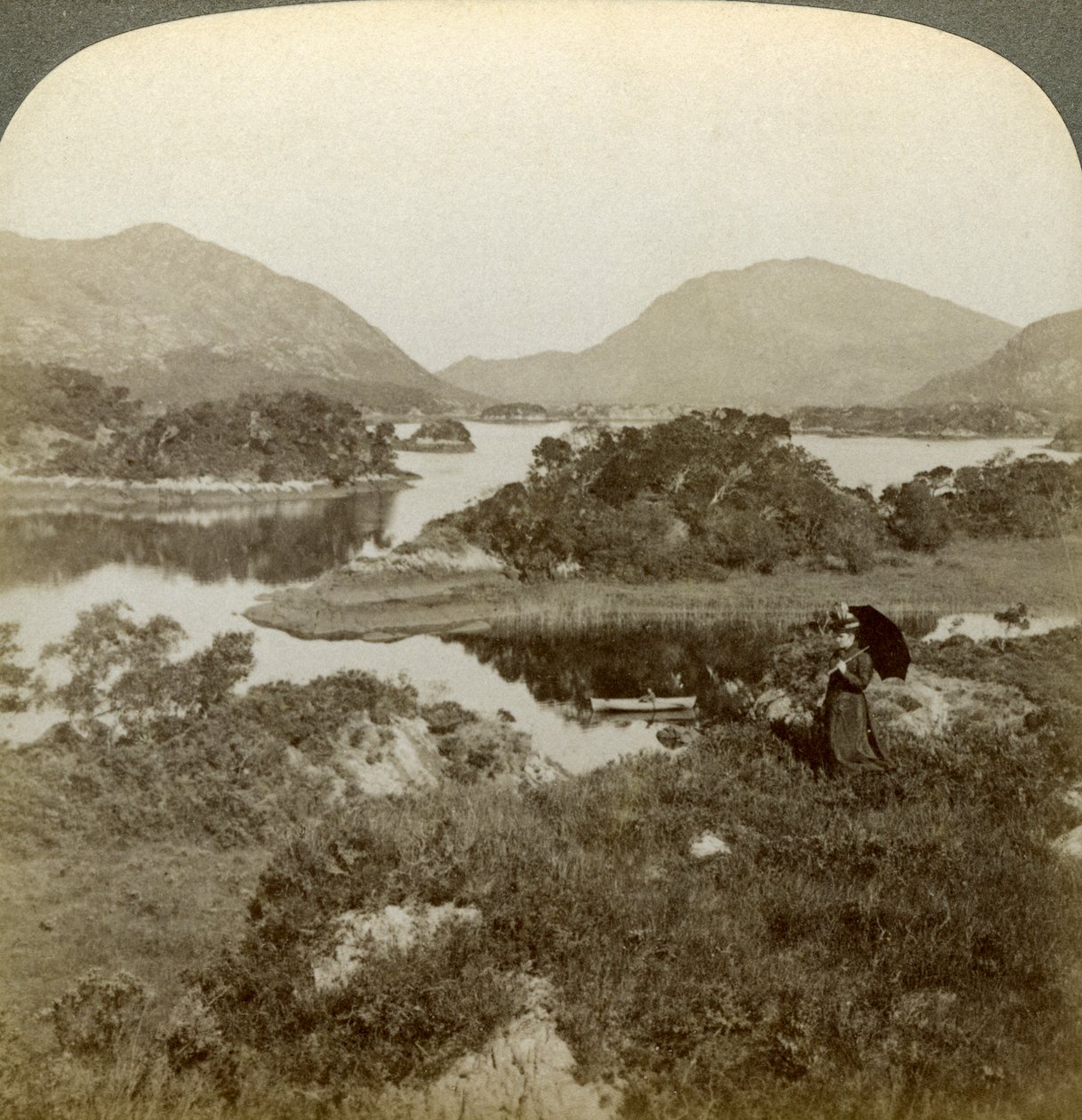 Wyspy i Upper Lake, Killarney, Irlandia. autorstwa Underwood and Underwood