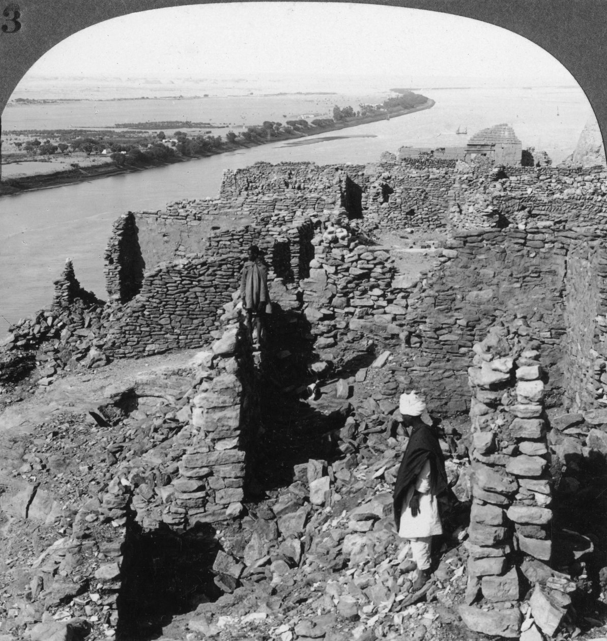 Kasr Qasr Ibrim i widok na Nil w Nubii, Egipt, 1905. autorstwa Underwood and Underwood