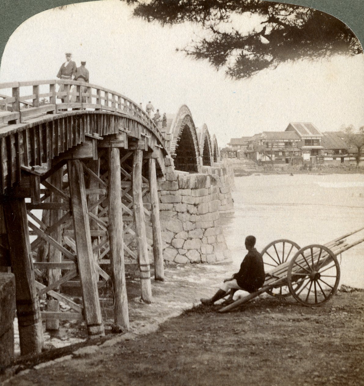 Most Kintai nad rzeką Nishiki w Iwakuni, patrząc na północ, Japonia, 1904. autorstwa Underwood and Underwood