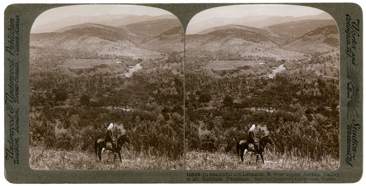 Liban, patrzący na wschód przez górną dolinę Jordanu do góry Hermon, 1900. autorstwa Underwood and Underwood