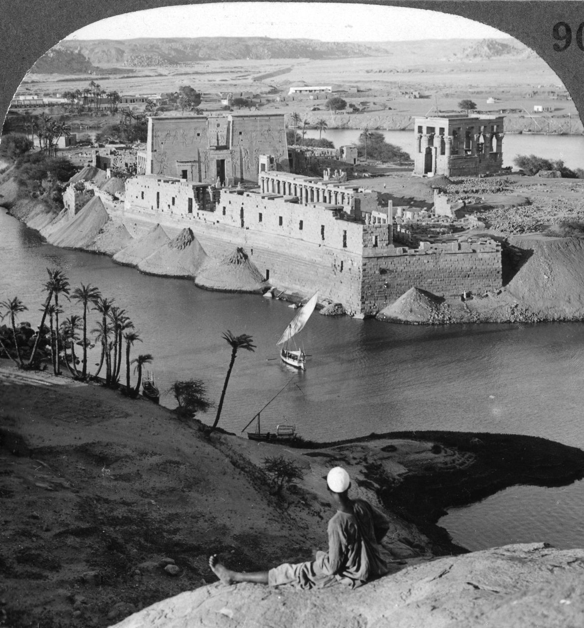 Spojrzenie w dół na wyspę Philae i jej świątynie, Egipt, 1905. autorstwa Underwood and Underwood