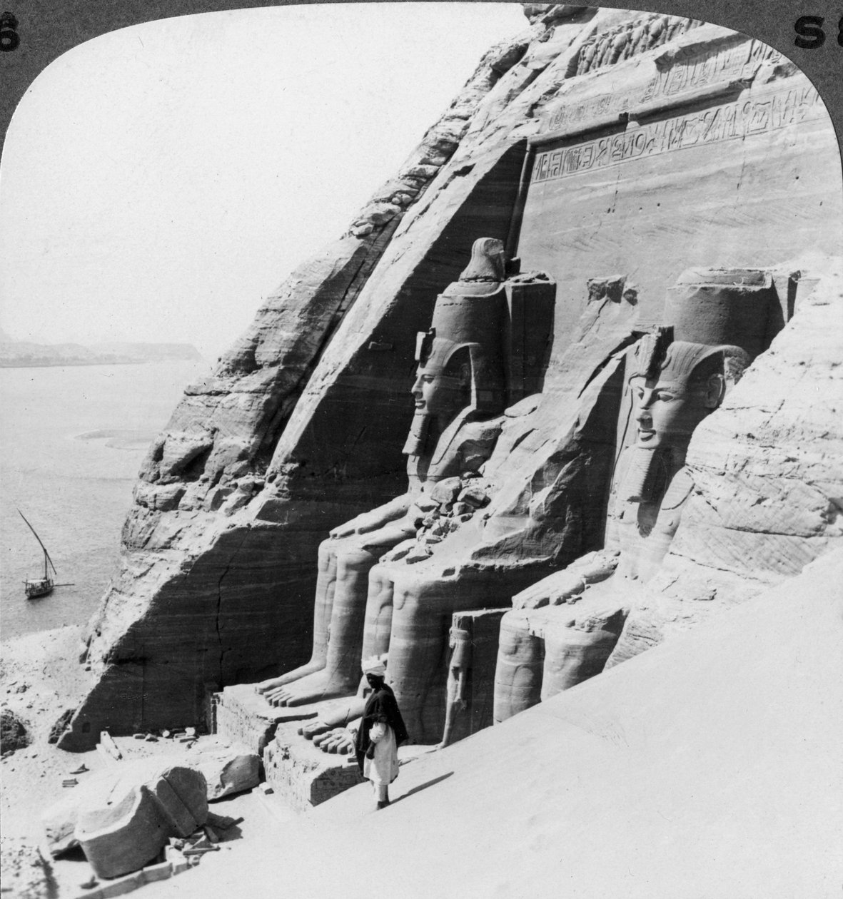 Patrząc w dół na rzekę przed świątynią Abu Simbel, Egipt, 1905 r. autorstwa Underwood and Underwood
